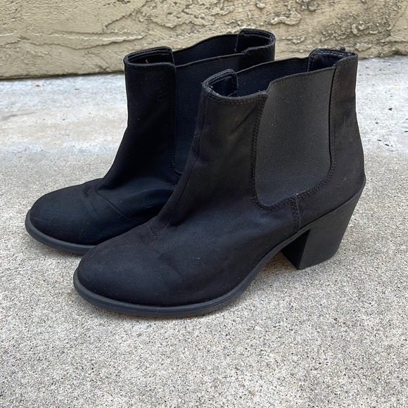 Black Small-Heeled Ankle Boots - Picture 1 of 6